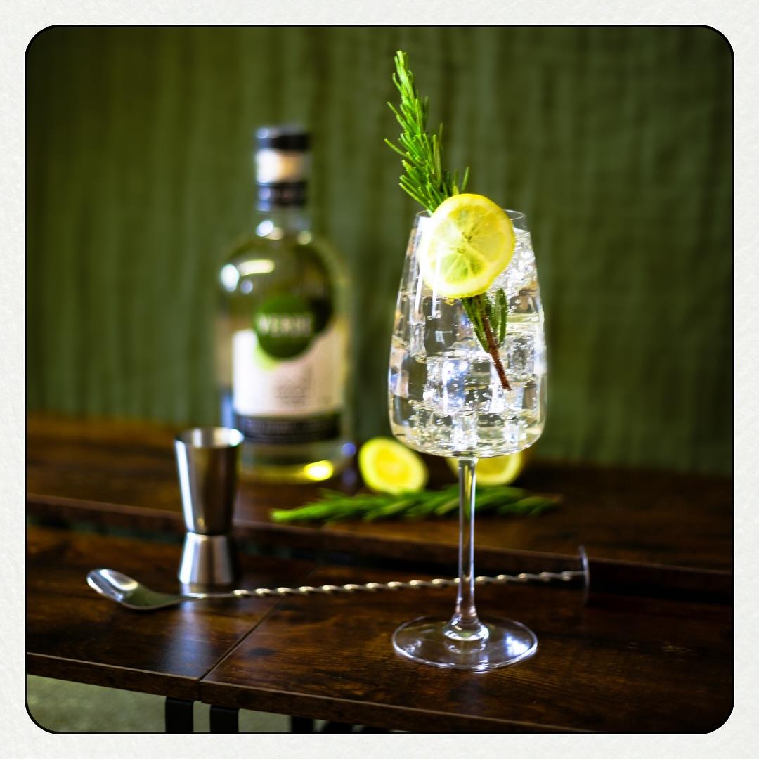 🫒 VERDE SPRITZ 🫒

A refreshing early afternoon drink with a more savoury twist? Look no further than this wonderful cocktail! Our Verde with the added olive brine creates a lovely drink to accompany a light brunch.

Cocktail Specs:

37.5ml Papermill Verde Gin
12.5ml Dry Vermouth
50ml Prosecco 
25ml Soda Water
1 Bar-spoon of Olive Brine

Method:

Pour all ingredients into an ice filled glass. Stir and garnish with your choice of rosemary, lemon, or olives!